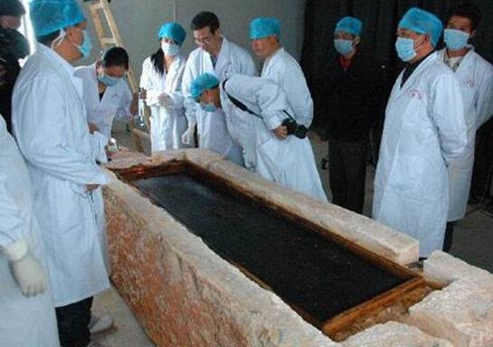 广西七星巨棺墓主人身份，棺底现神秘北斗七星