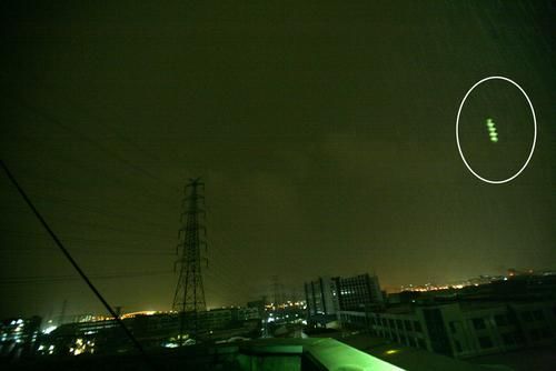 佛山电闪雷鸣惊现飞棍UFO 科学家无法解释(图)