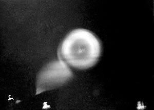 大庆上空现UFO 椭圆形上方发土红色亮光