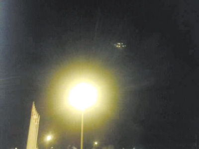 UFO盘旋大连市夜空 疑外星人在探测/组图