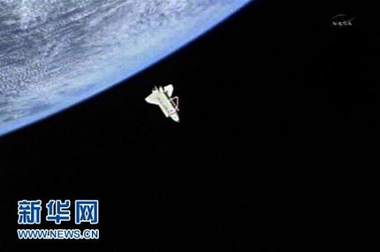 这张3月7日拍摄的视频截图显示的是脱离国际空间站的美国“发现”号航天飞机。美国“发现”号航天飞机7日脱离国际空间站。由于“发现”号返回地球后将退役，此次分离也成二者的永别