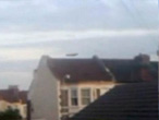 英国出现UFO 无声盘旋掠过住宅上空
