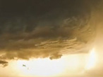 实拍美国天空超级雷雨胞似UFO